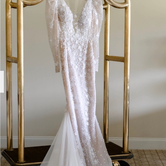 💎🤍💎 Berta Wedding Dress & Matching Veil 19-201 from 2022 Bridal Collection - Picture 2 of 9